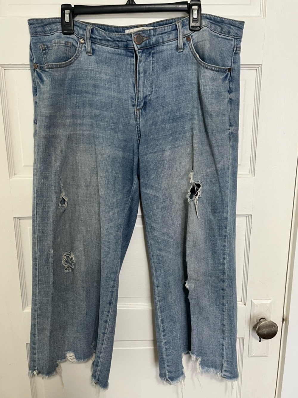 EST 1946 Curvy Light Blue Distressed Cropped Women's Jeans